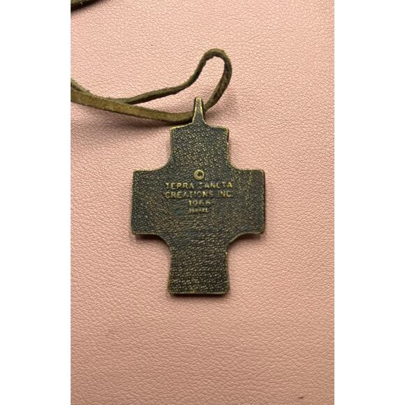 Vintage Retro Terra Sancta
Creations 1966 Israel Brass Tone
Cross Pendant - Picture 6 of 7